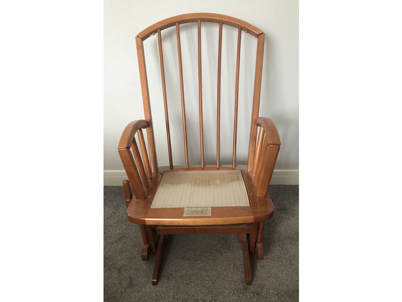 Baby nursing rocking chair pine coloured wood 🥇 | Posot Class