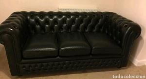 Conjunto sofá y butaca Chesterfield en cuero negro