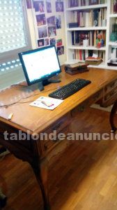 Mesa de despacho, de madera maciza y elegante