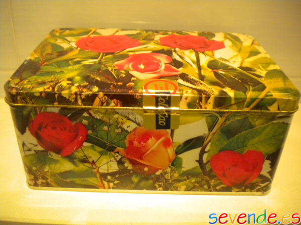 Caja de Cola Cao flores rosas rojas