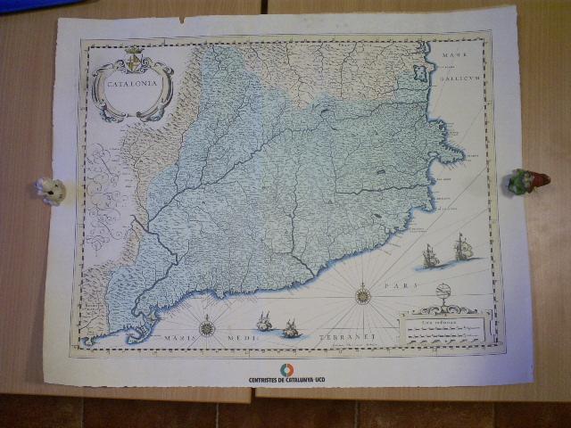 Lamina con cartografia de catalonia, insignia del partido