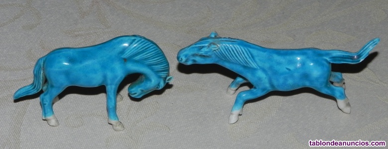 Caballos en porcelana china azul turquesa