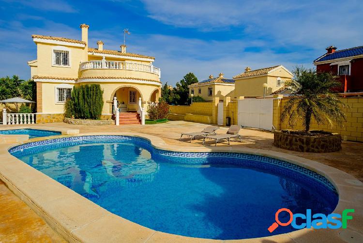 Ref. 7068 A villa with its own garden and pool is offered