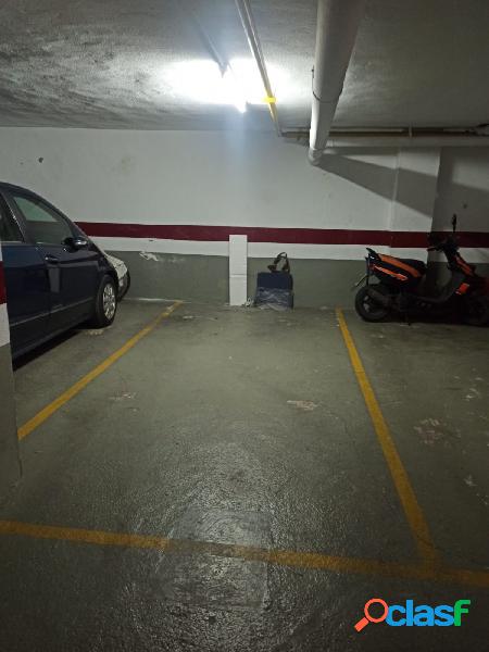 Plaza de aparcamiento para coche grande y trastero