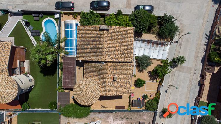 Casa con piscina privada con parcela de 478m2 en un entorno