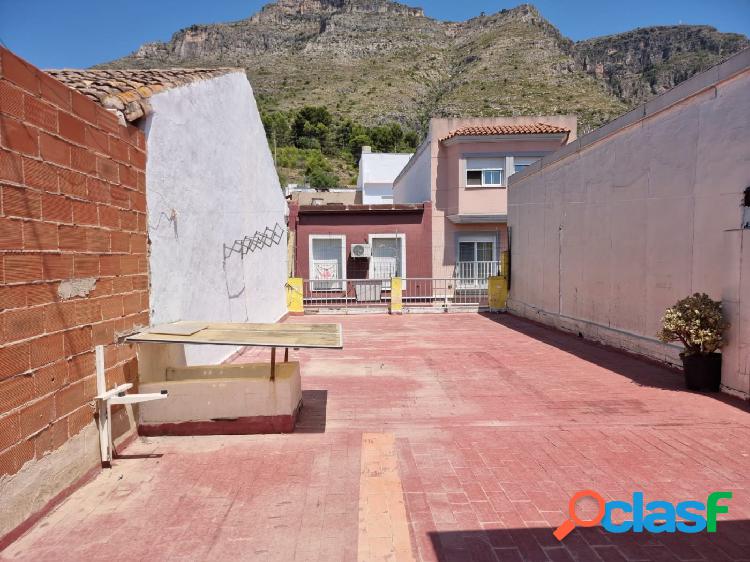 Casa en planta baja con terraza en calle San Benito de