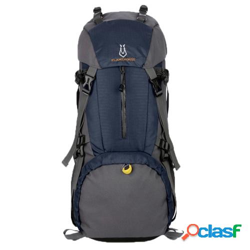 Mochila de senderismo resistente al agua de 60L con puerto