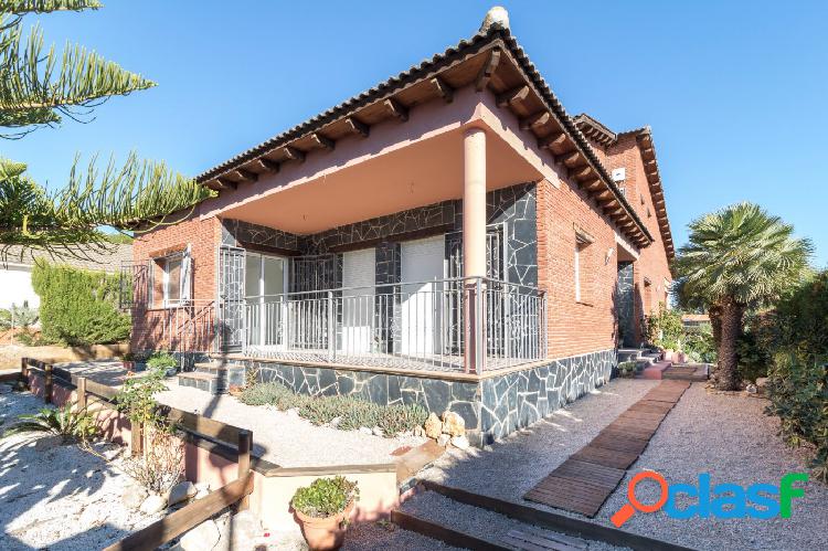 Fantástico, con visas al mar y piscina