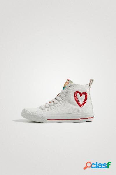BotÃn sneaker con corazÃ³n