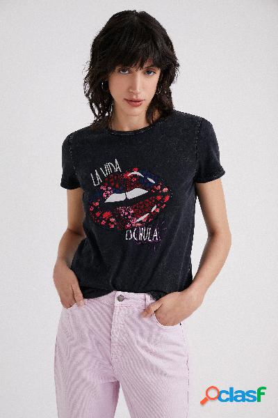 Camiseta parche labios bordados
