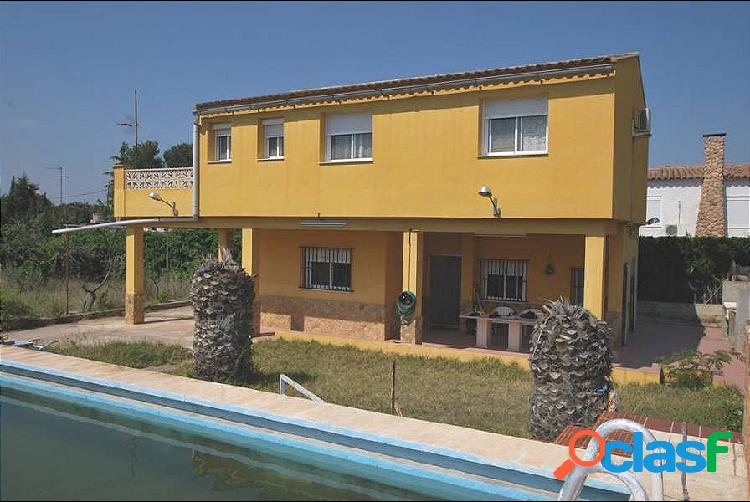 Chalet de buen tamaño con 5 habitaciones listo para entrar