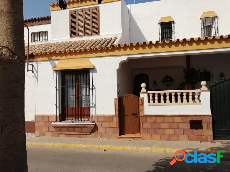 CASA ADOSADA EN EL CENTRO