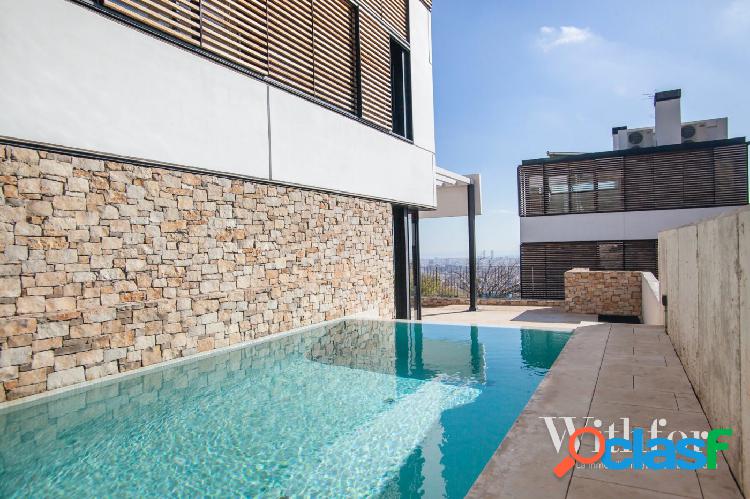 Casa con jardín, piscina privada y espectaculares vistas en
