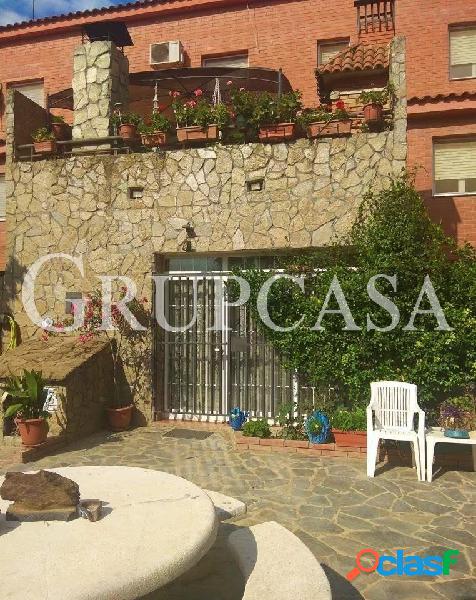 ESPLENDIDA CASA ADOSADA CON JARDIN PRIVADO DE 400 M2 Y