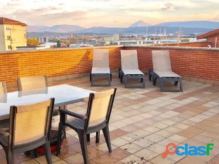 Junto a Plaza de los Fueros se alquila precioso apartamento