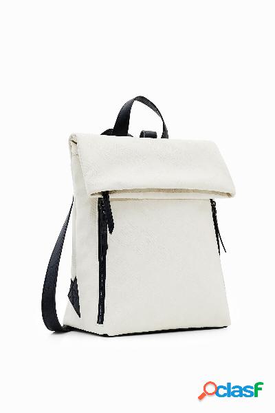 Mochila solapa y logos