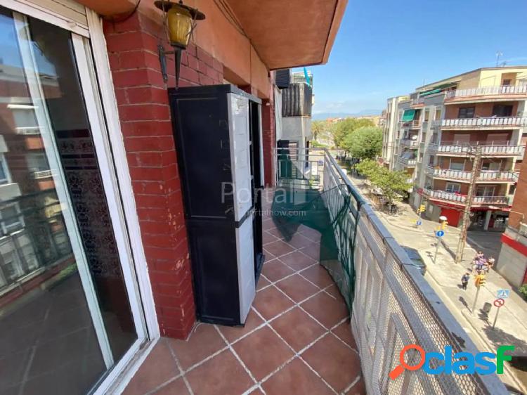 SE VENDE PISO DE 107M2 EN LA LLAGOSTA, ZONA CENTRO