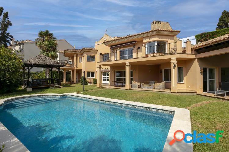 Villa en venta en Urb. Hacienda las Chapas, Marbella East
