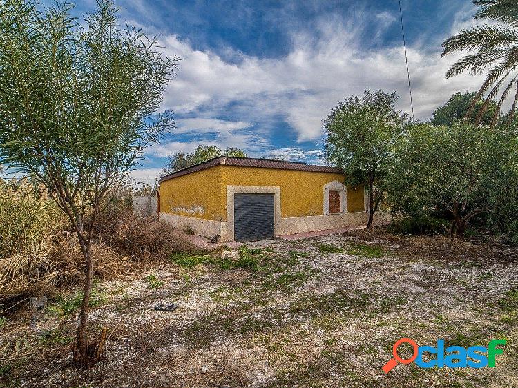 se vende terreno con casa en Crevillente