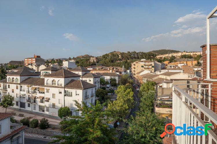 Ático con gran terraza, garaje y calefacción.