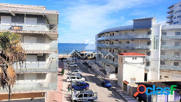 Apartamento con vistas al mar situado en 2ª línea playa