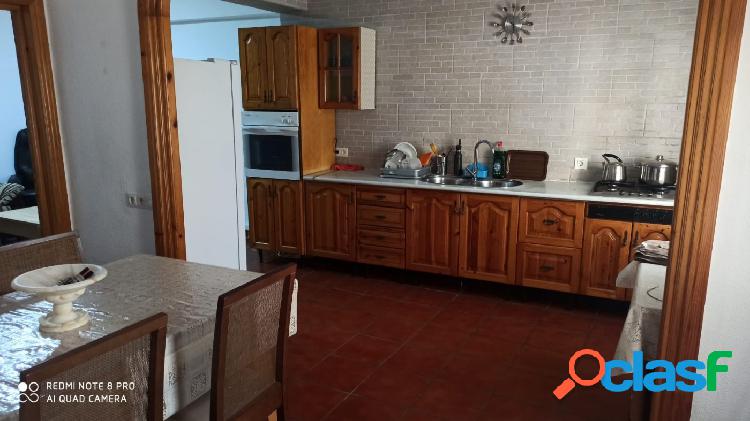Se alquila casa de 2 habitaciones en zona Aaguamarina