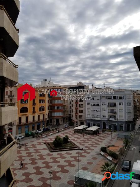 Se alquila magnífico piso en la plaza Alfonso de Tortosa