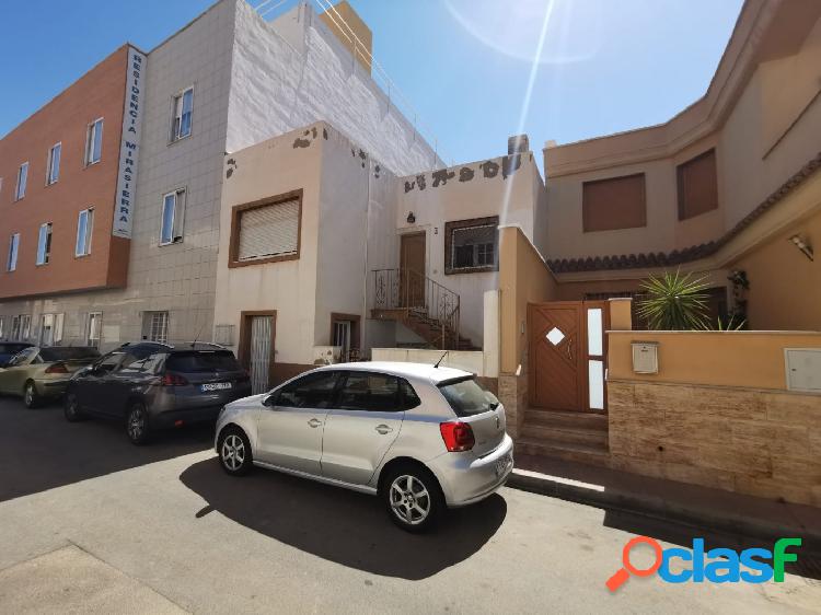 Se vende casa sobre local con garaje en Alhama de Almería,