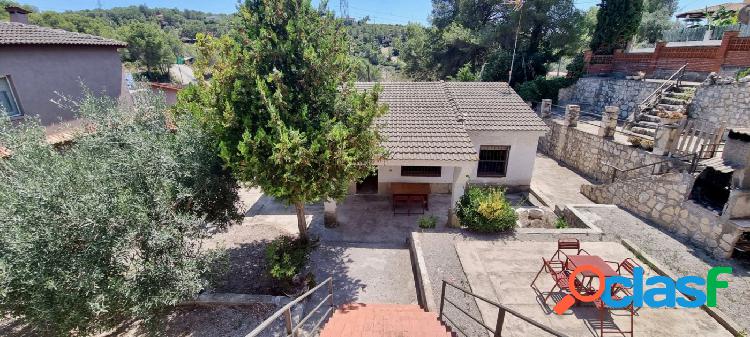 Terreno con casa construida en Canyelles