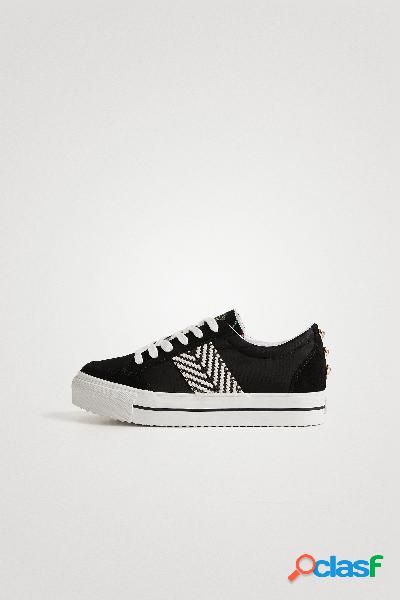 Zapatilla con cinta Ã©tnica