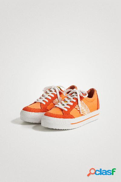Zapatilla con cinta Ã©tnica