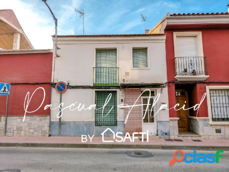 Casa en el centro de Las Torres de Cotillas con terraza.