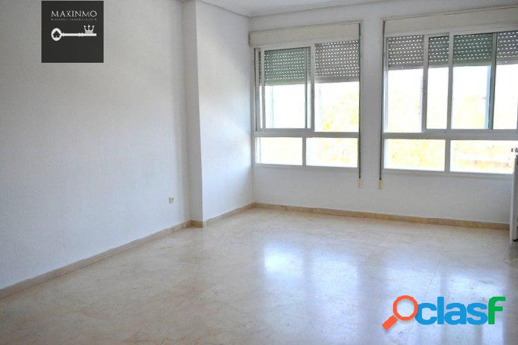 FANTASTICO PISO AL LADO DEL MEIAC.