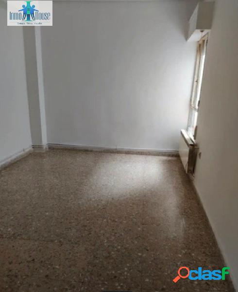 Inmohouse vende piso con gran amplitud, céntrico ideal