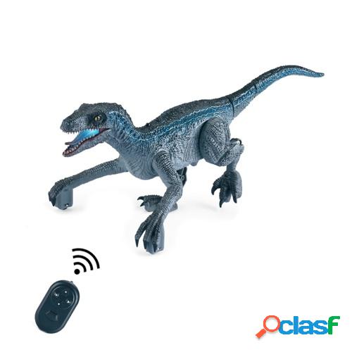El dinosaurio teledirigido juega el dinosaurio de RC con la