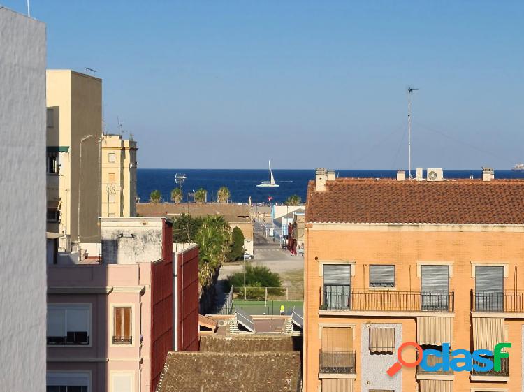 Se alquila piso en la c/ Barraca con vistas al mar.