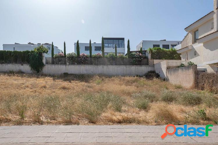 Solar muy llano en la urbanización Altos de la Zubia