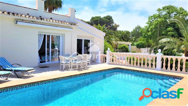 Villa atractiva totalmente renovada con orientación oeste,