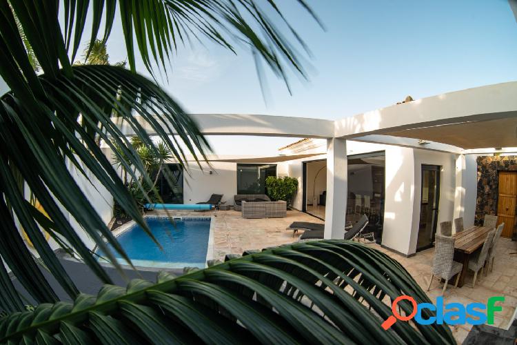 Villa con licencia vacacional y piscina climatizada en venta