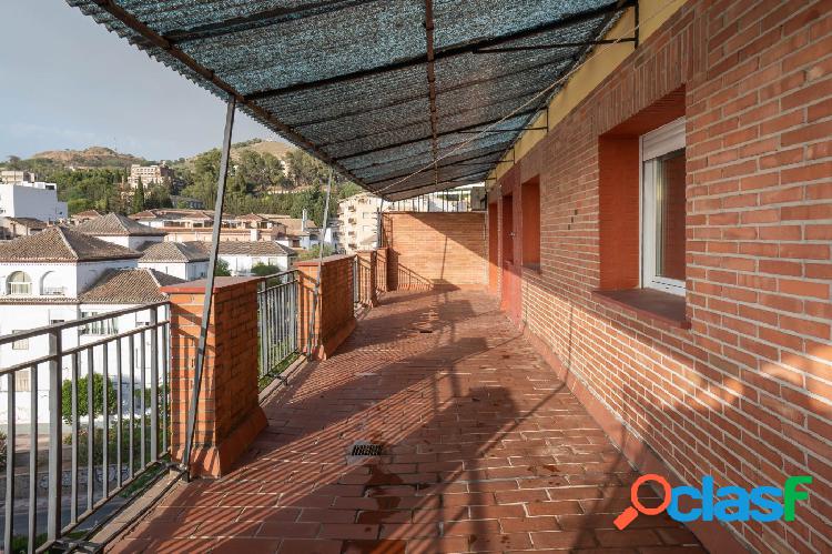 Ático con gran terraza, garaje y calefacción.