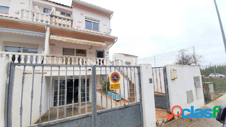 Adosado pareado en playa de Guardamar con terraza lateral