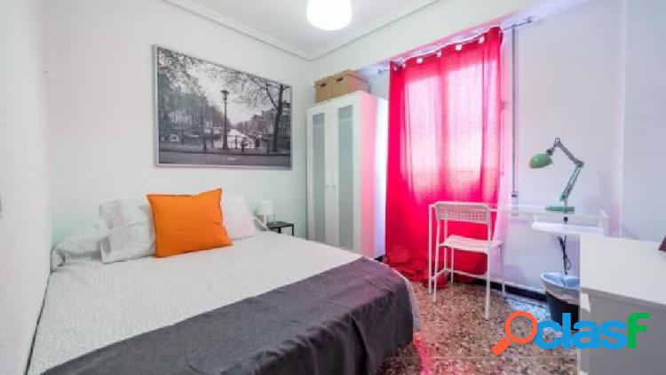 Bright room to rent on Calle de Oriente