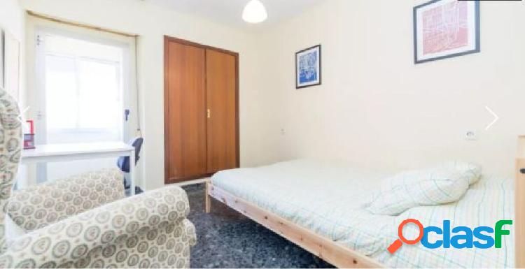 Comfy room to rent on Avenida del Primat Reig
