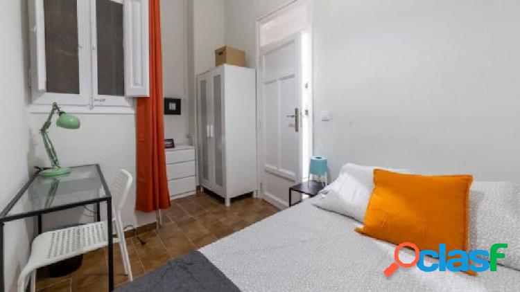 Room to rent in Carrer de l'Almirall Cadarso