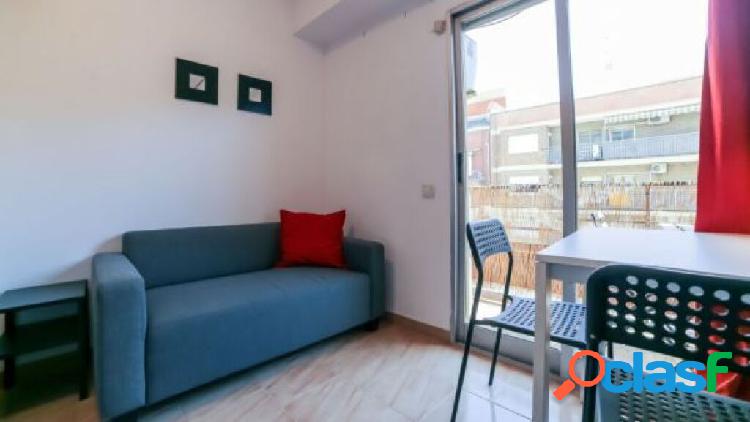 Spacious room en 6-bedroom apartment, Quatre Carreres