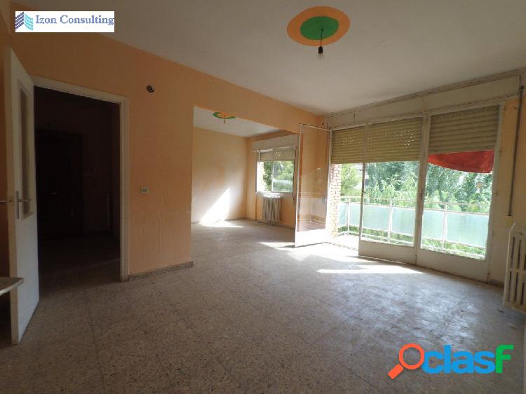 3 dormitorios y dos baños. con garaje. zona centro