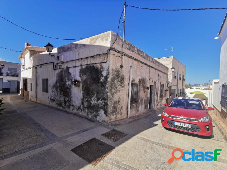 Casa de dos plantas con patio en Lucainena de las Torres