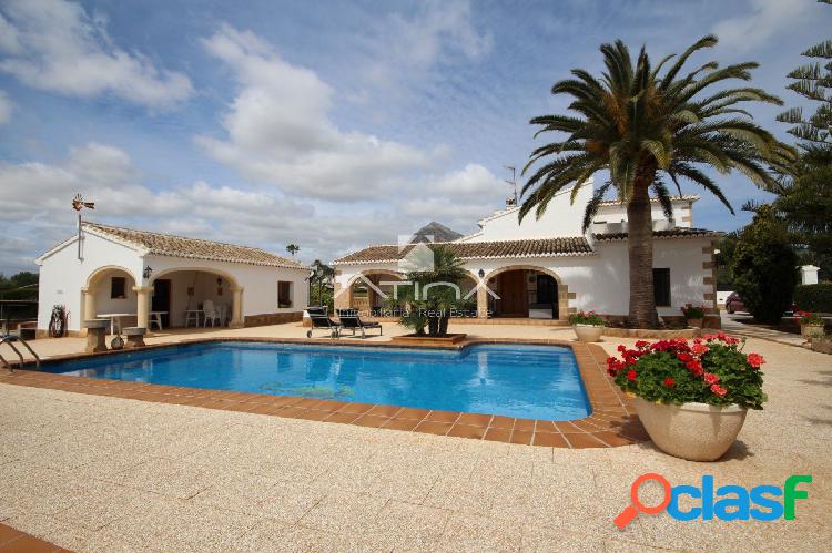 Casa estilo mediterráneo con apartamento de invitados
