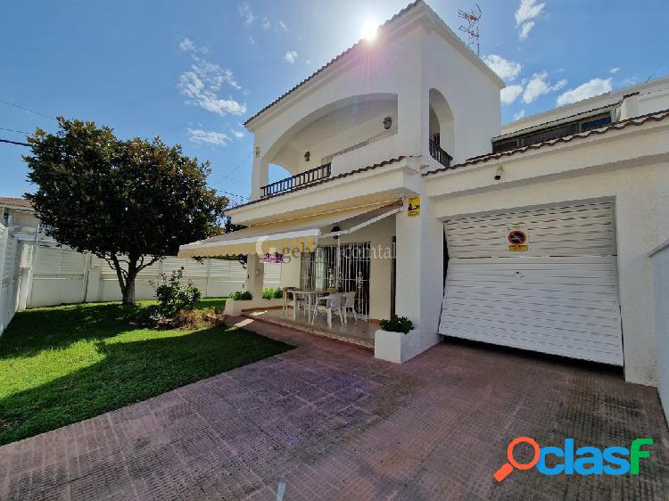 Casa pareada esquinera a 200 mts de la playa de Cunit