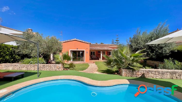 Chalet con piscina, en una planta.